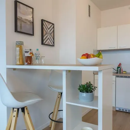 Business Mit Blick Auf Skyline Von Apartment Essen